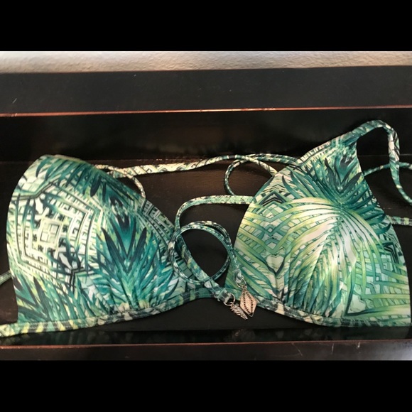 H & M Hawaiian bikini top. - Picture 4 of 4